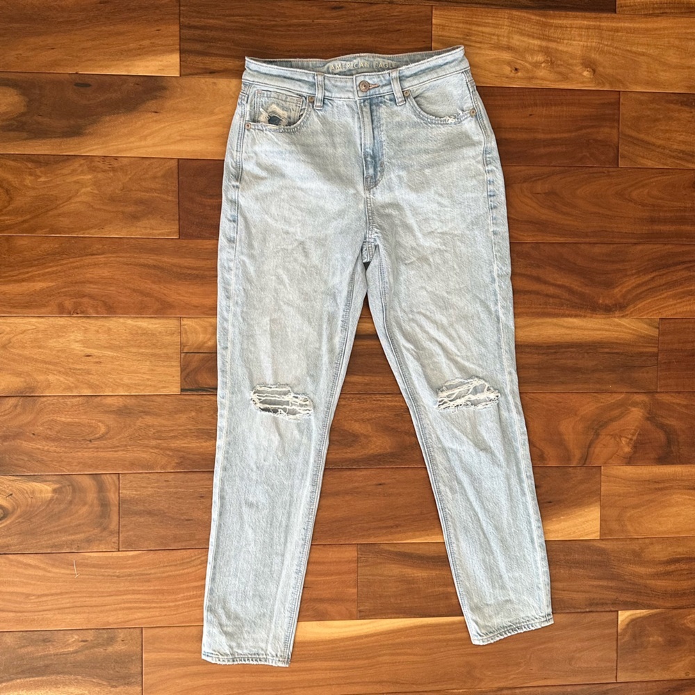 American Eagle Outfitters Light Wash Mom Jeans size 2